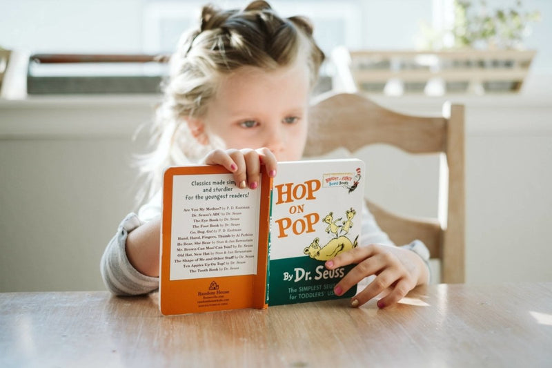 5 Tips To Raise A Reader Effortlessly - The Mom Store