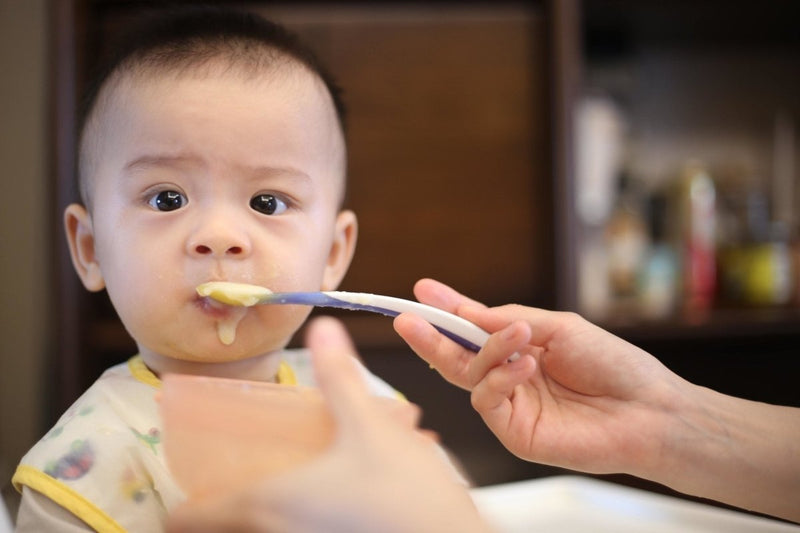Feeding Your Six Months Old Baby Right! - The Mom Store