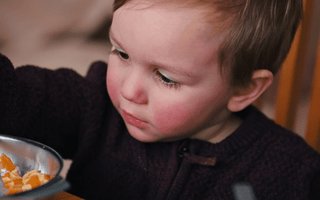 How to Train Toddlers to Eat By Themselves and the Things That You Need to Know - The Mom Store