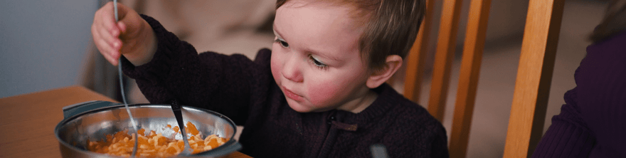 How to Train Toddlers to Eat By Themselves and the Things That You Need to Know - The Mom Store
