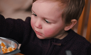 How to Train Toddlers to Eat By Themselves and the Things That You Need to Know - The Mom Store