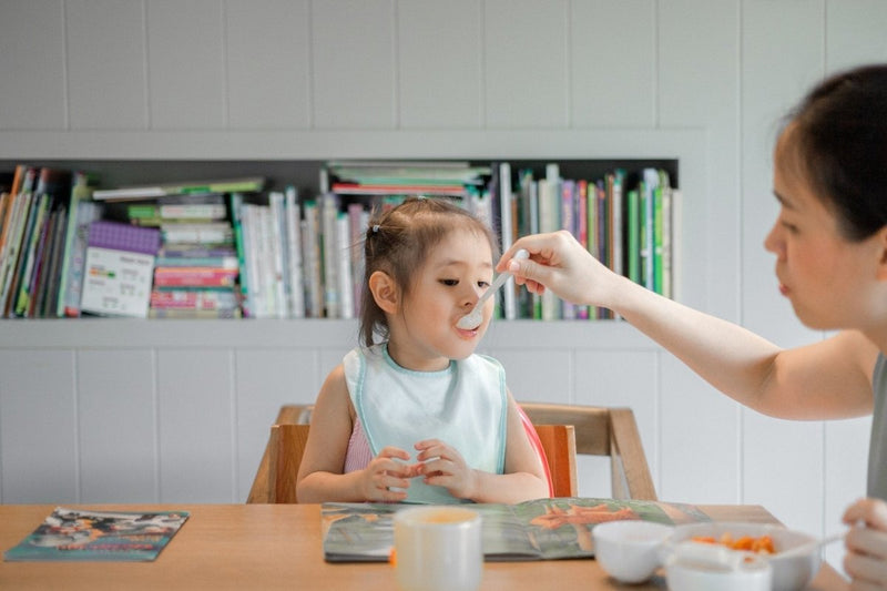 Introducing solids to infants - The Mom Store