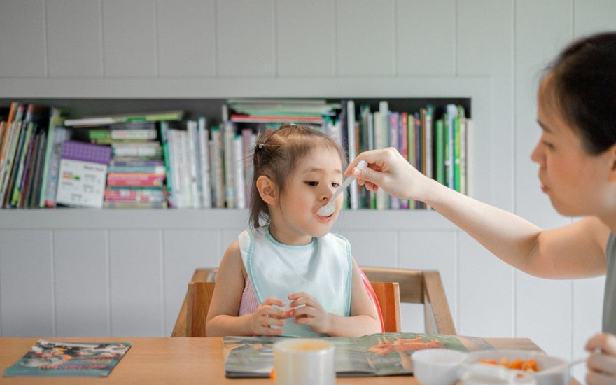 Introducing solids to infants - The Mom Store