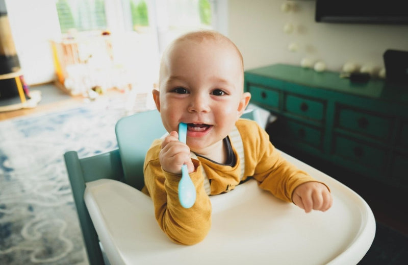 Key Things Parents Must Consider While Introducing Solids To A Baby - The Mom Store
