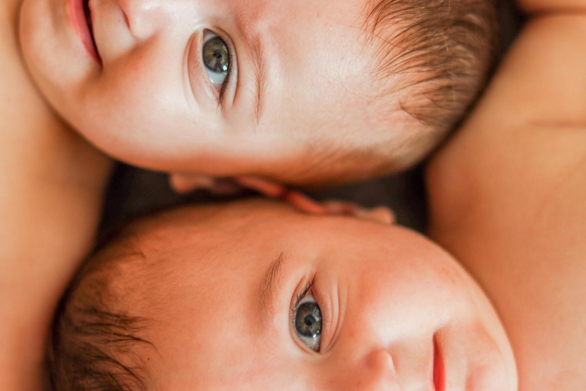 Pros and Cons of Breastfeeding Twins: Care of Two Infants at Once - The Mom Store