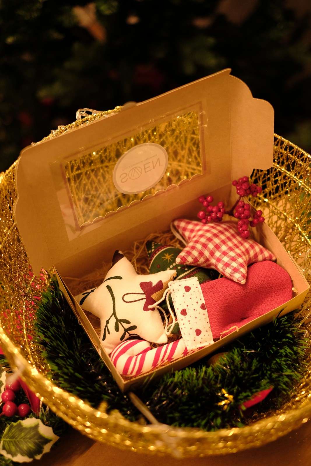 Swen JONAS, Pack of 5 assorted 3D fabric christmas tree hangings by SWEN