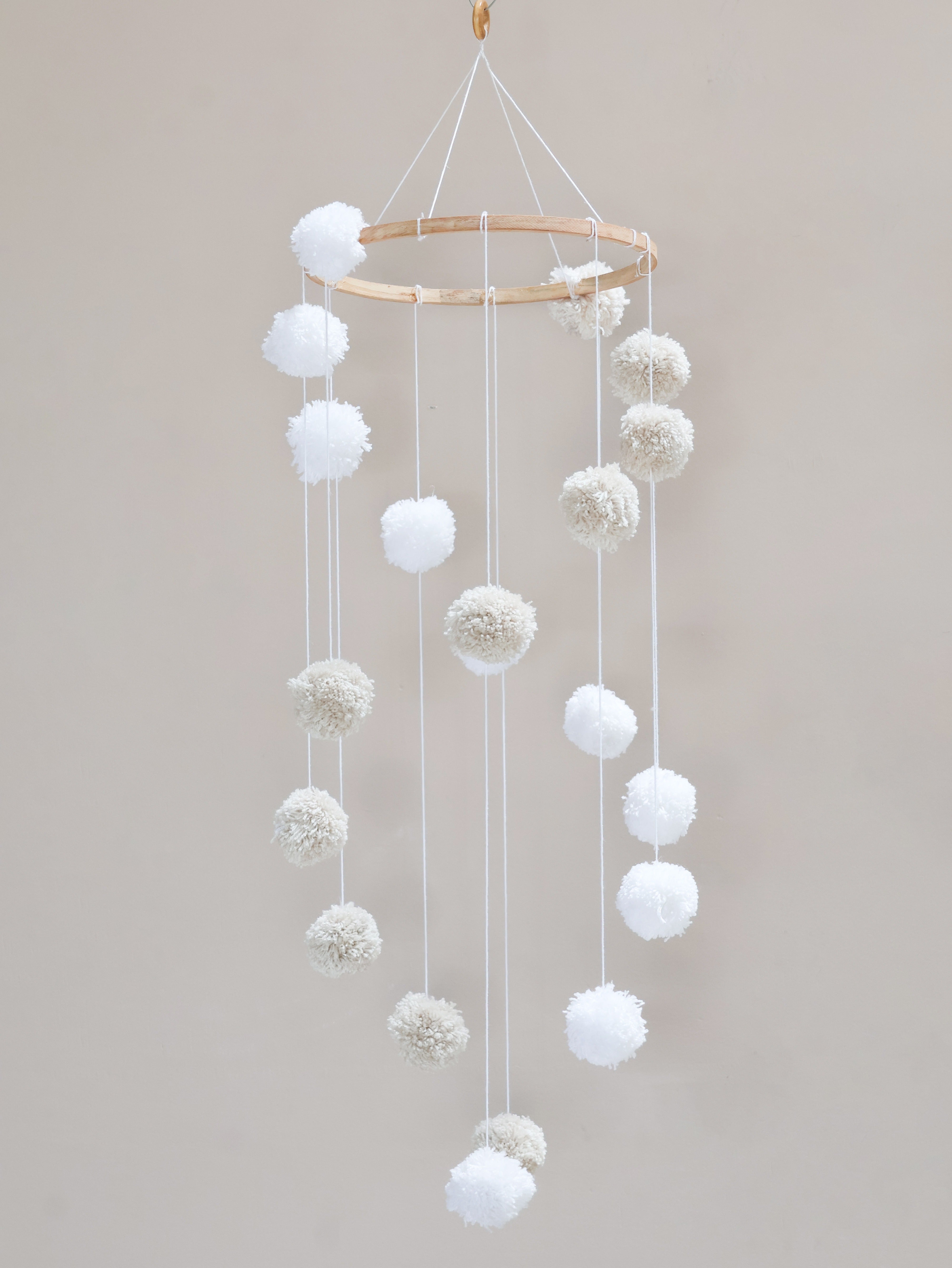 W&R DreamyPoms Cot Mobile
