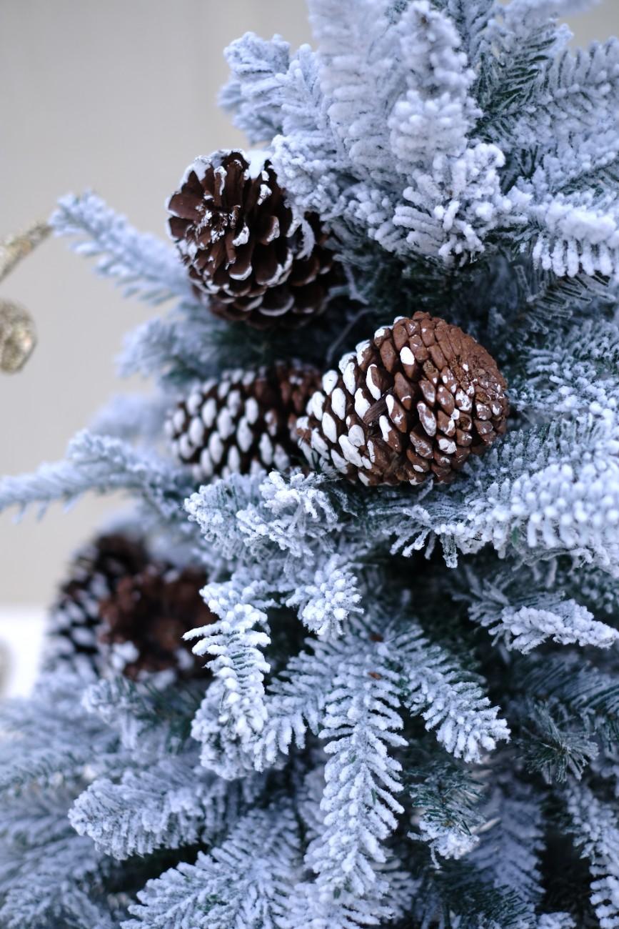 SWEN 4 feet EATON christmas tree with frosting and pine cones