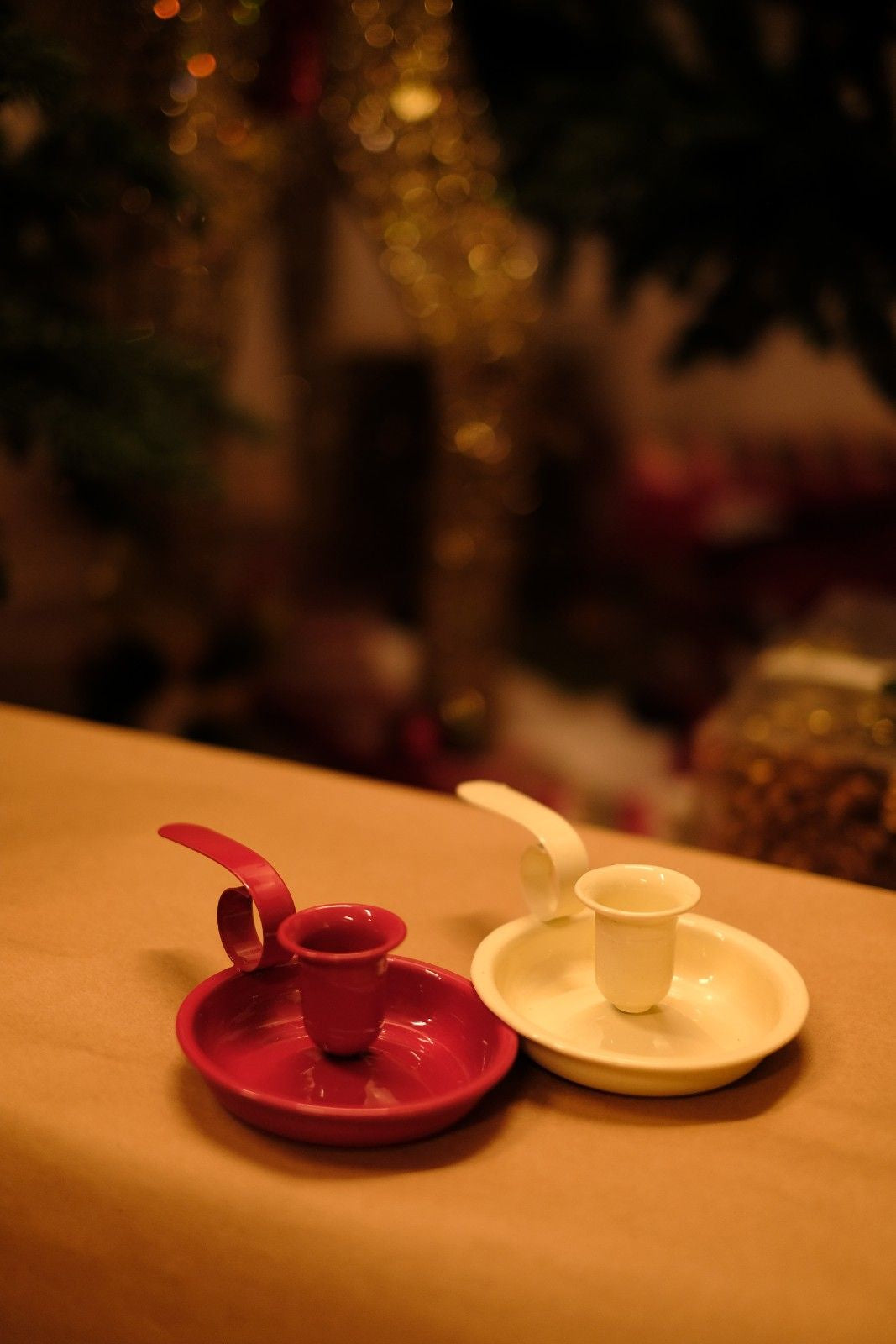 Swen ELINE, pack of 2 red and white saucer style metal candle holders with loop handle