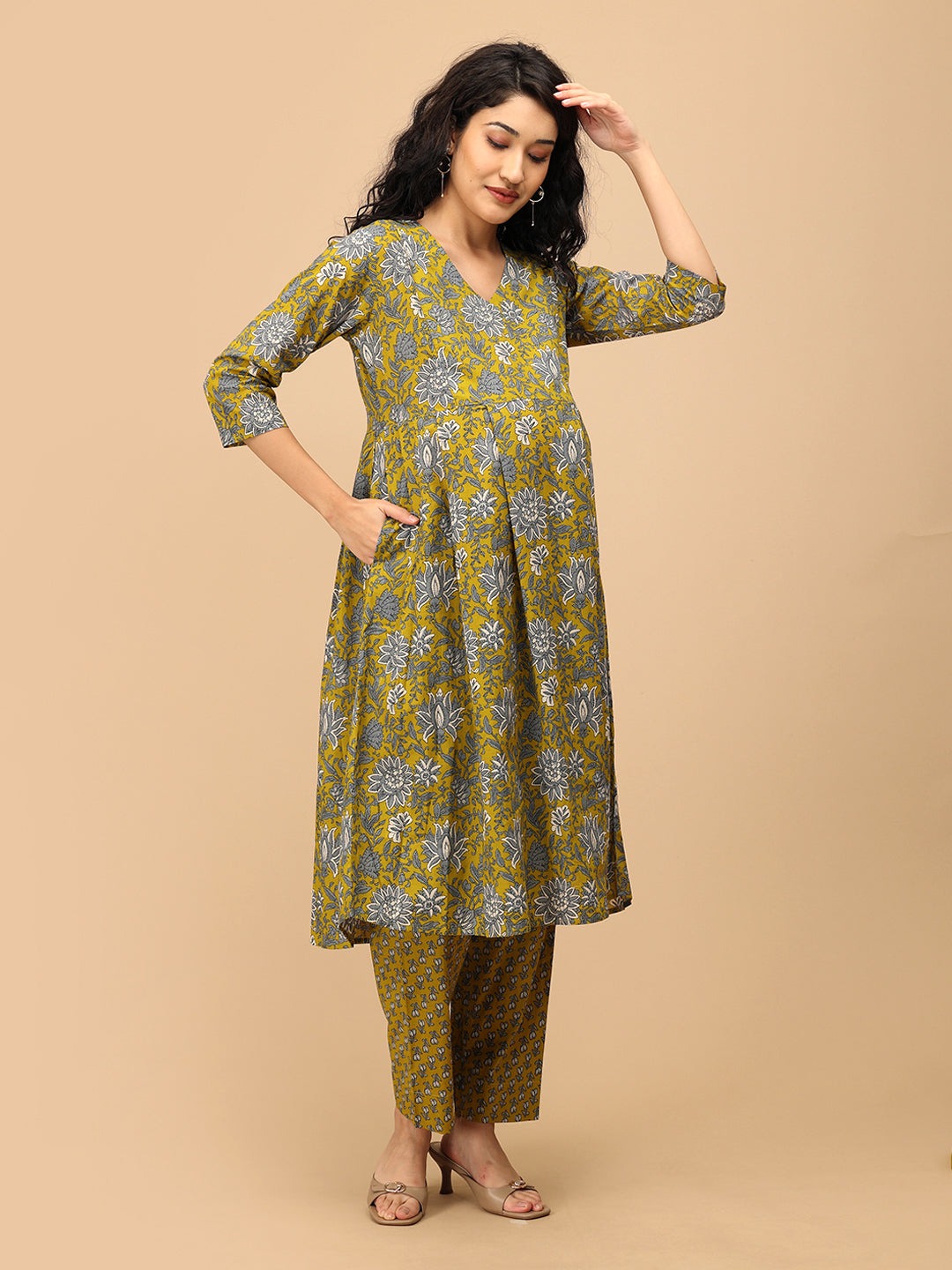 Yellow floral maternity and nursing kurta set – front view of Sunehri Blooms printed V-neck maternity kurta paired with matching pants.