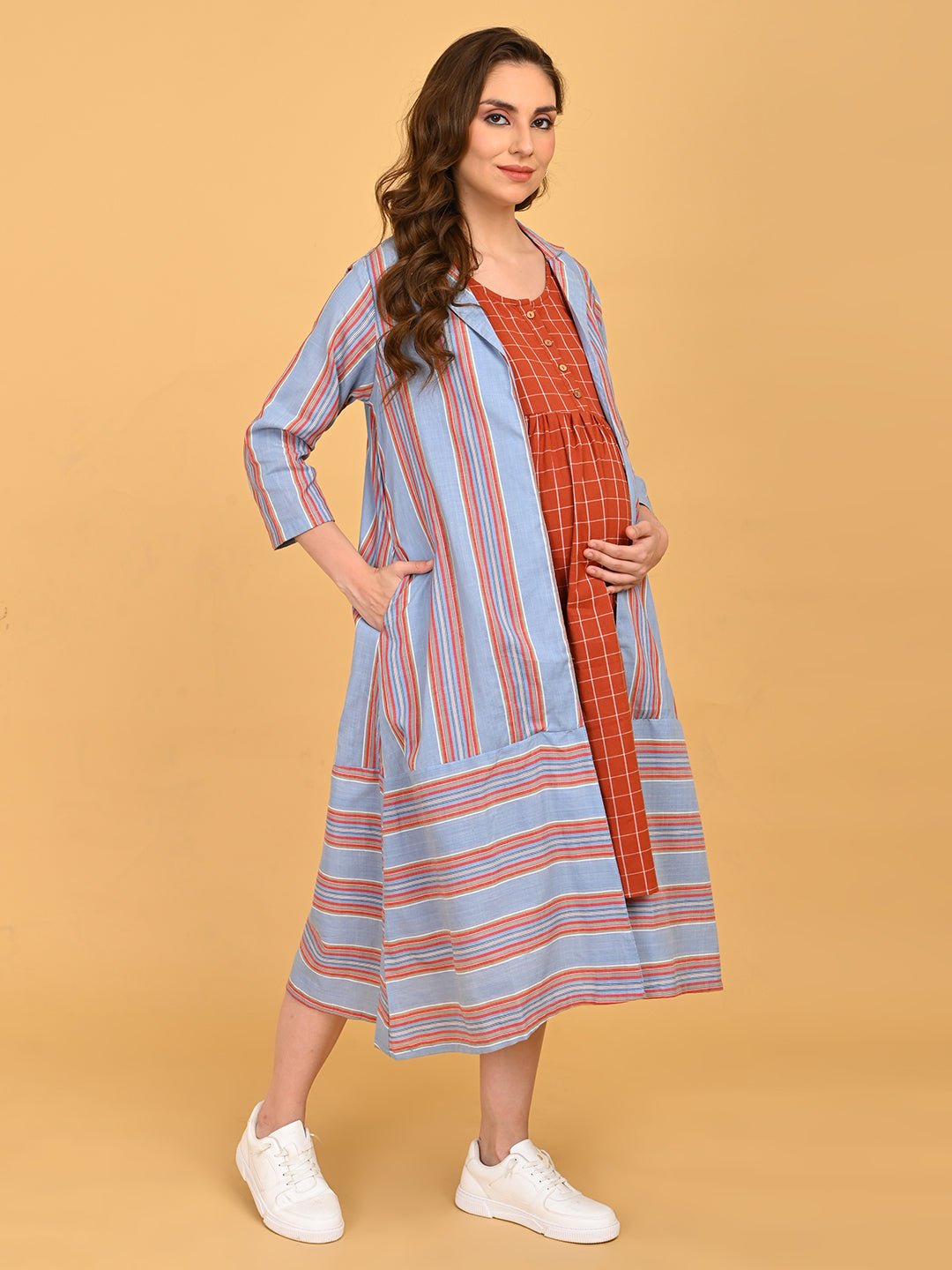 Side profile of pregnant model in Copper Daybreak maternity dress highlighting bump-friendly gathered silhouette.