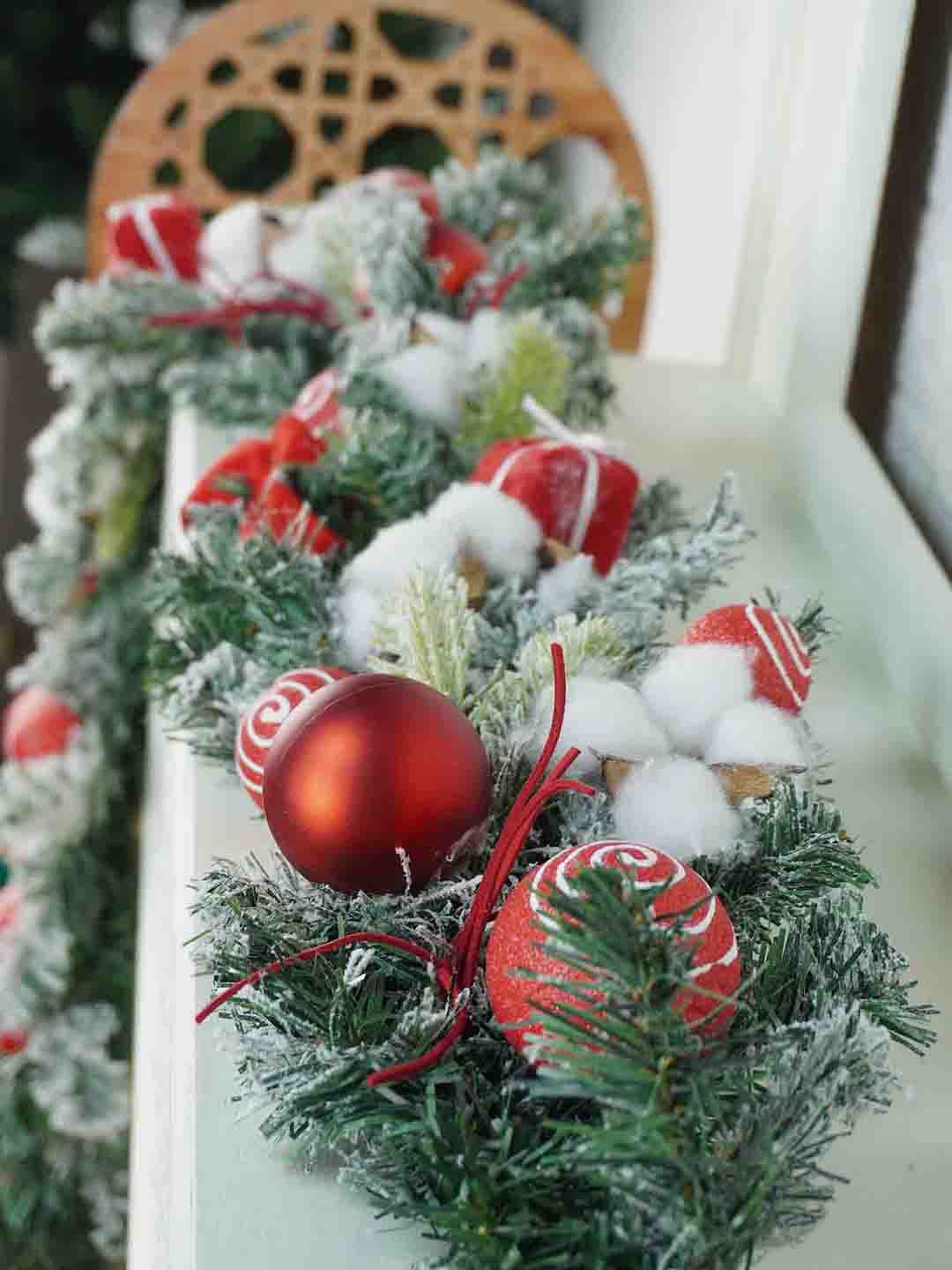 Little Surprise Box Bushy Christmas garland with fillers 6.5 feet