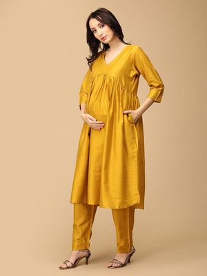 Model wearing rang e kesar Silk maternity and nursing kurti set from the mom store with her hand on her bump