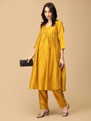 Model wearing rang e kesar Silk maternity and nursing kurti set from the mom store