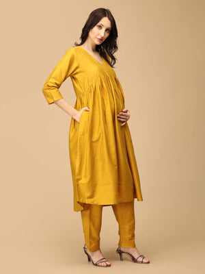 Model wearing rang e kesar Silk maternity and nursing kurti set from the mom store with her hand on her bump and other hand in pockets