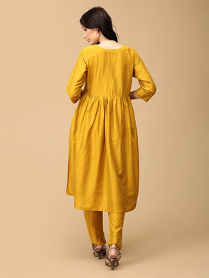 Model posing backwards wearing rang e kesar Silk maternity and nursing kurti set from the mom store
