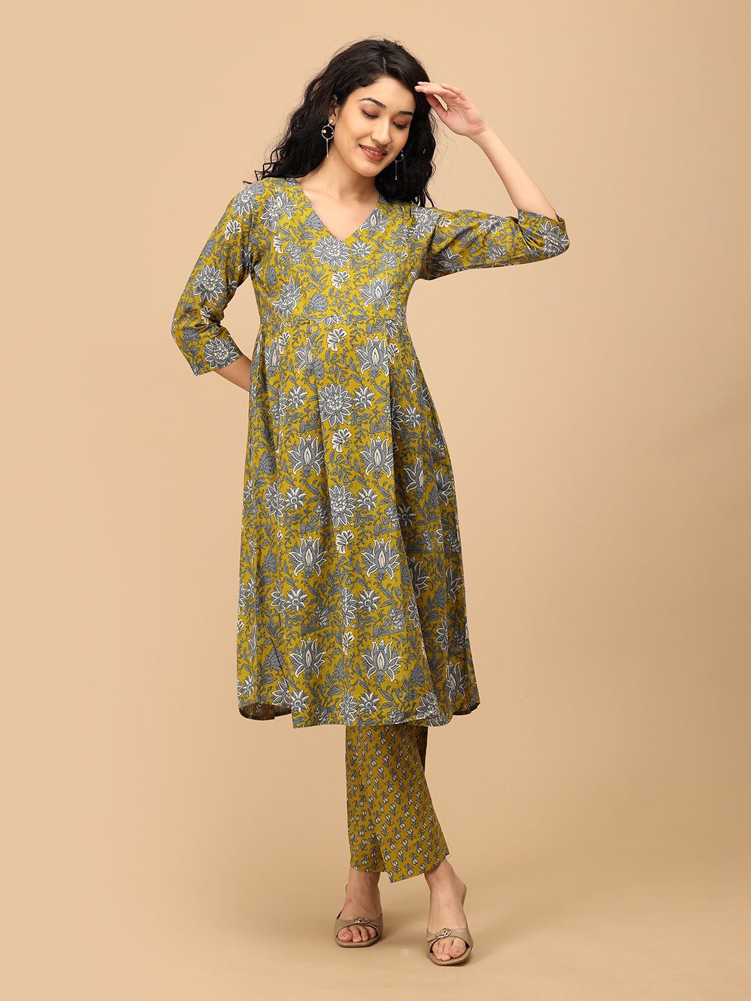 Yellow floral maternity and nursing kurta set – front view of Sunehri Blooms printed V-neck maternity kurta paired with matching pants.