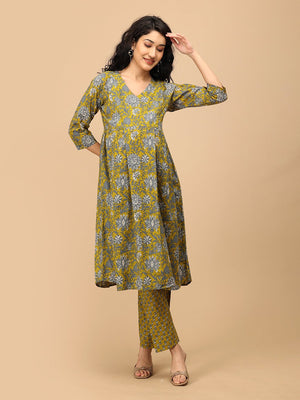 Yellow floral maternity and nursing kurta set ‚Äì front view of Sunehri Blooms printed V-neck maternity kurta paired with matching pants.