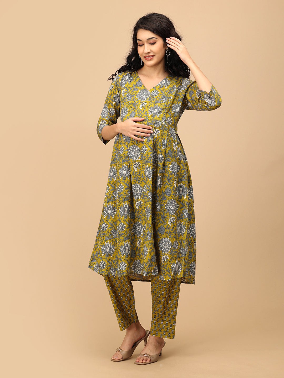 Yellow floral maternity and nursing kurta set – front view of Sunehri Blooms printed V-neck maternity kurta paired with matching pants.