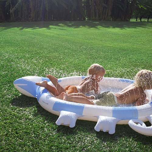 SUNNYLiFE Kids Sprinkler Mat Into the Wild Blue - S41SMWLD