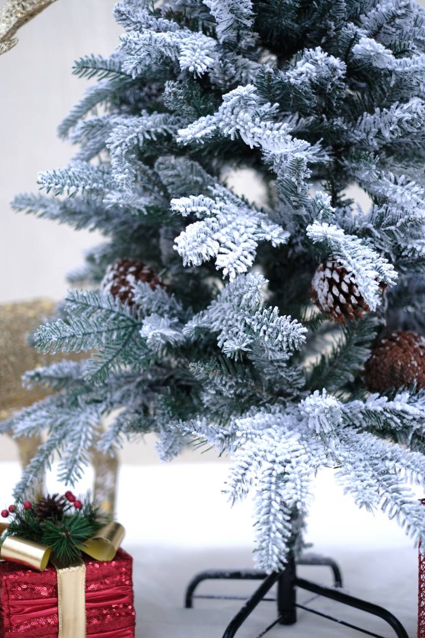 SWEN 4 feet EATON christmas tree with frosting and pine cones - Christmas Tree