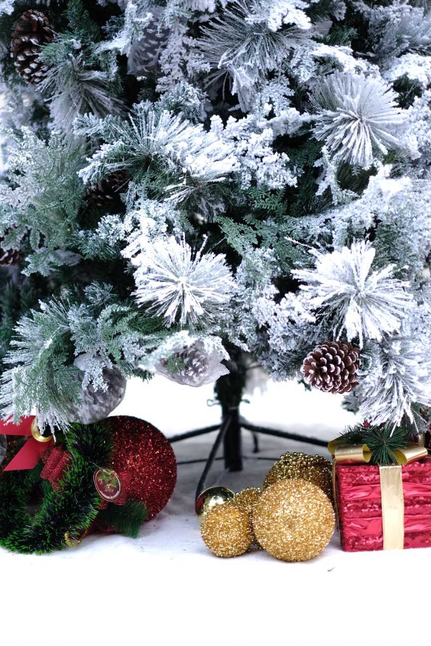 SWEN 8 feet TRUE STAR christmas tree with broad pine leaves, frosting and pine cones - Christmas Tree